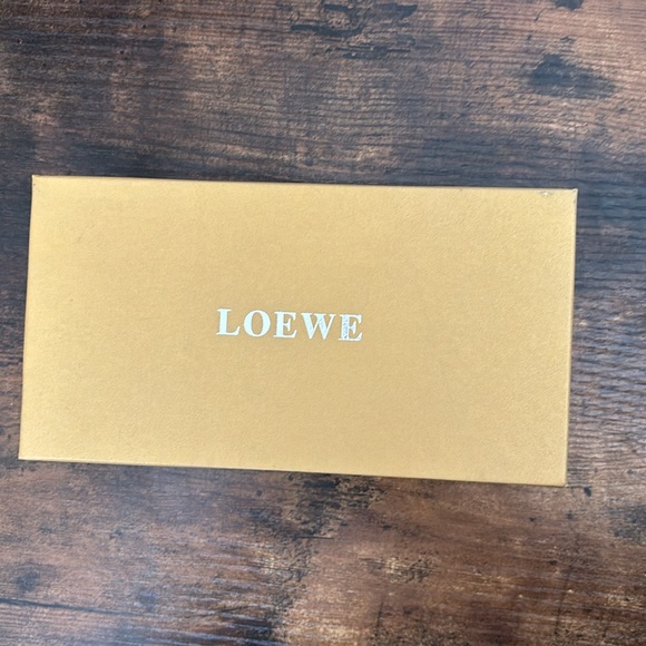 Loewe Paula Ibiza Flower
Shaped Sunglasses In Beige Endource New In Case… - Picture 14 of 14